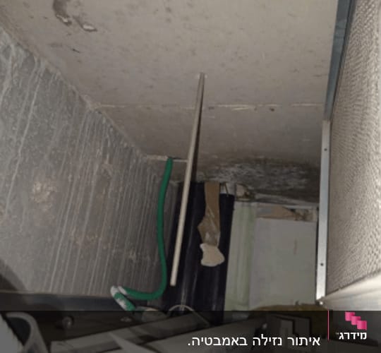 צינור ירוק ומערכת צינורות במבנה תעשייתי
